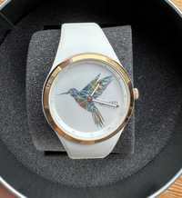 Zegarek damski biały z kolorowym kolibrem Apart Marka am pm