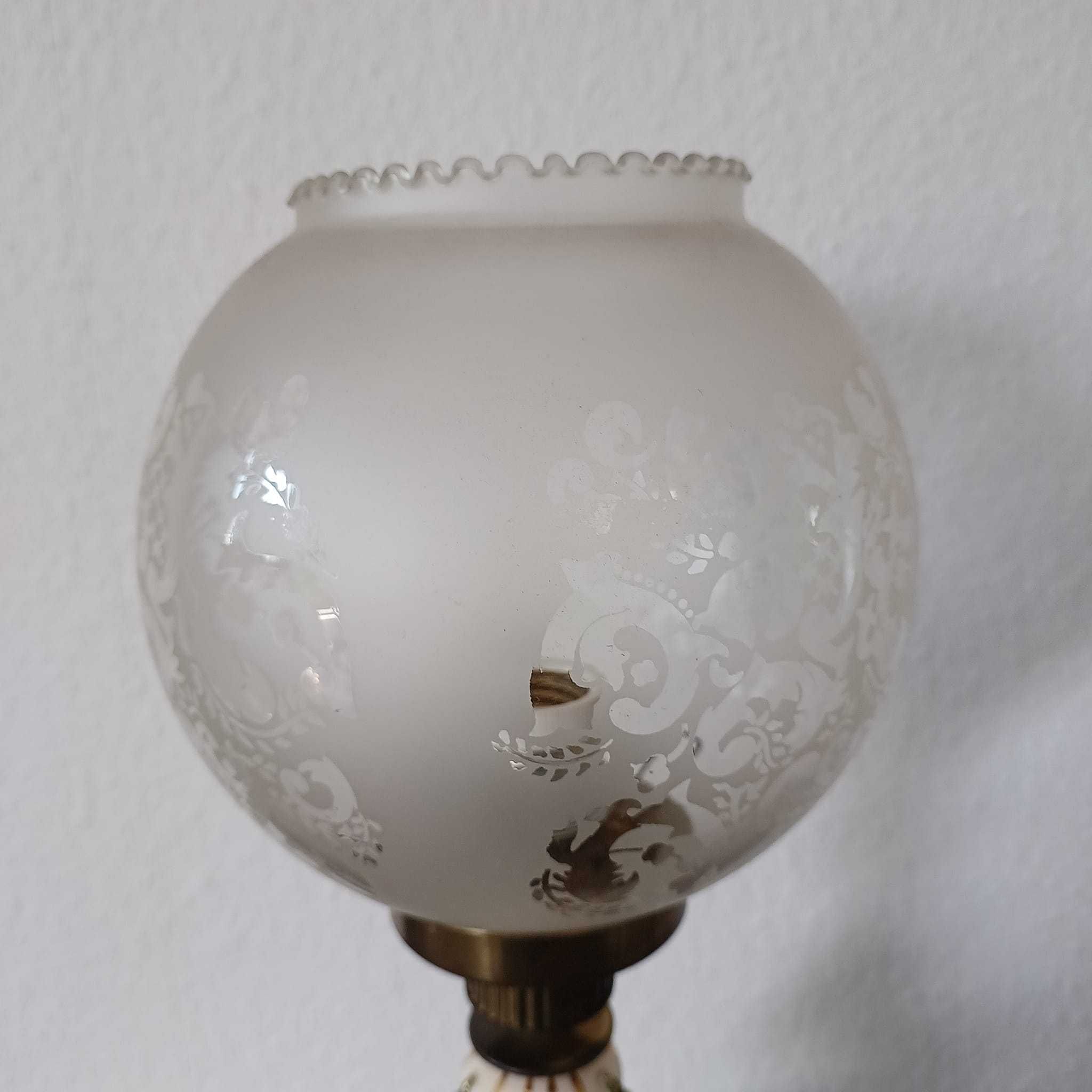 Вінтажна керамічна біла настільна лампа в вікторианському стилі.