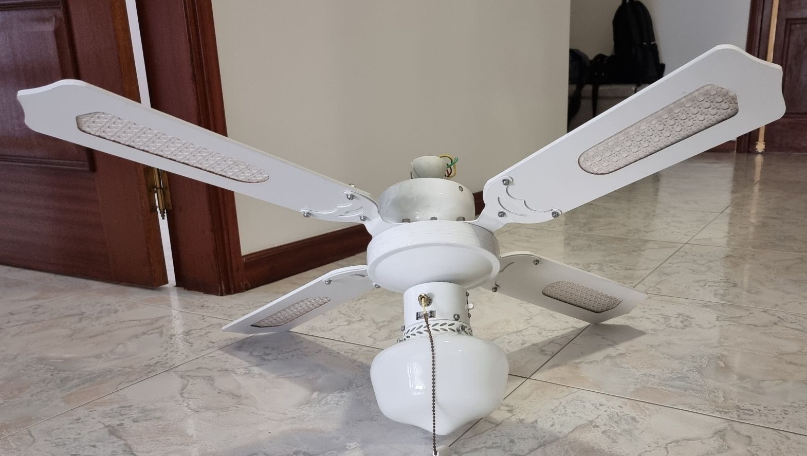 Candeeiro tecto branco com ventoinha