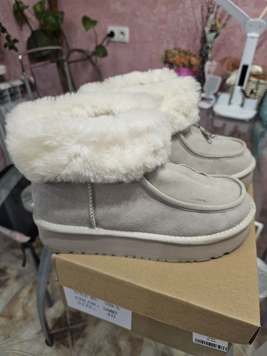 Продаю жіночі уггі