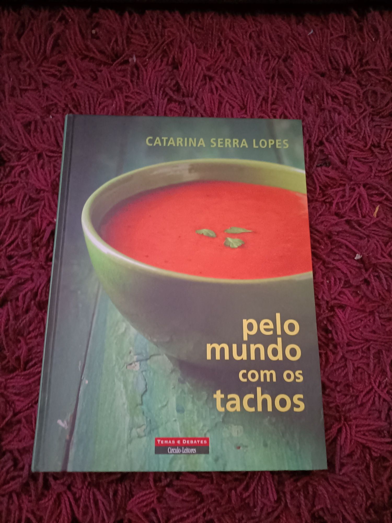 Livro 'Pelo Mundo com os Tachos'