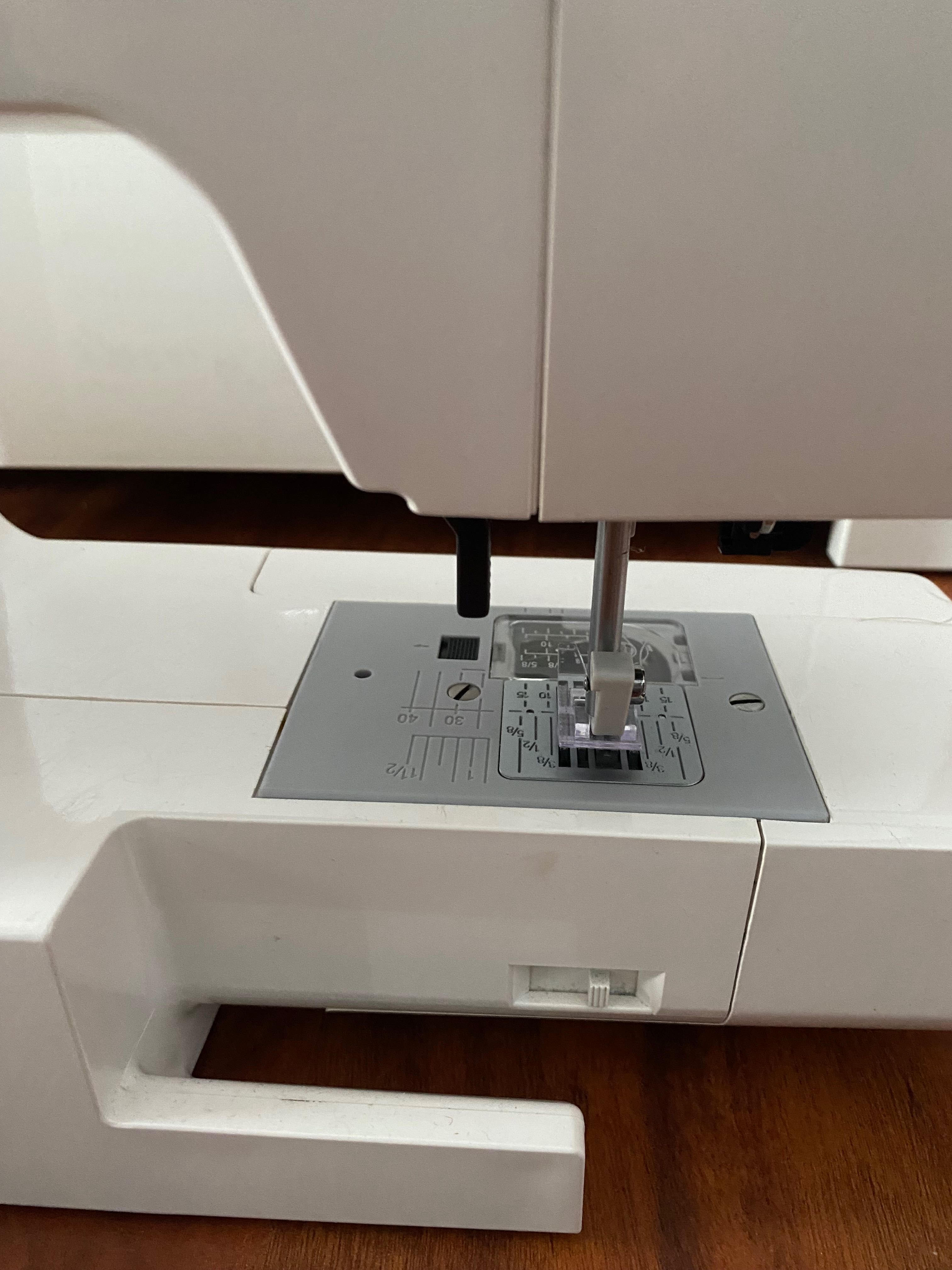 Komputerowa maszyna do szycia Juno Janome e1050
