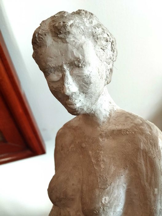 Rzeźba kobieta klęcząca gips