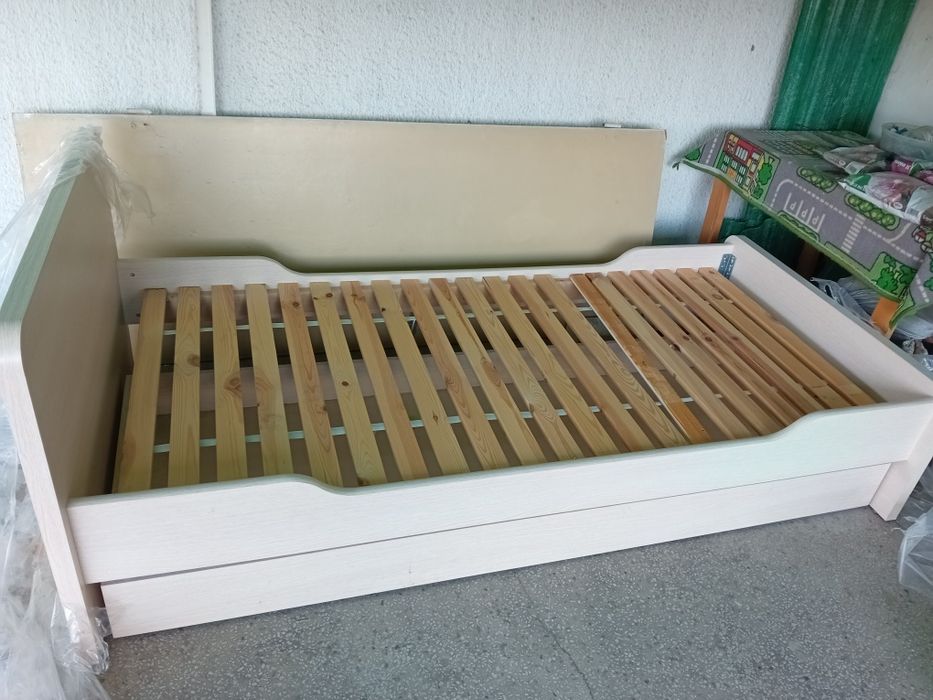 Łóżko jednoosobowe z materacem 90x200  i szufladą