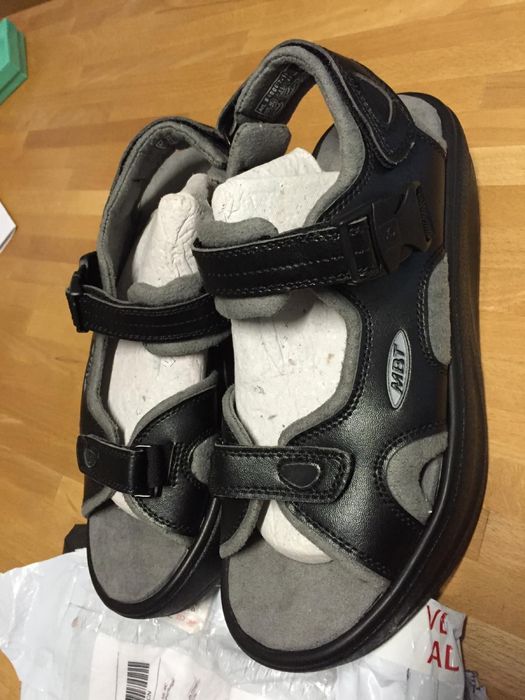 Sandálias pretas MBT