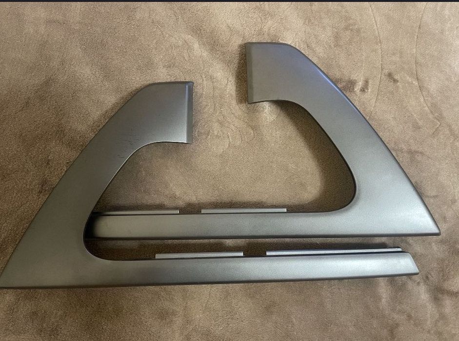 Пластиковые накладки в
дверь Land Cruiser 200
2008 год