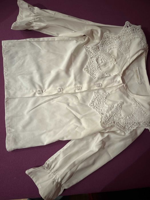 biała koszulowa bluzeczka z długim rękawem