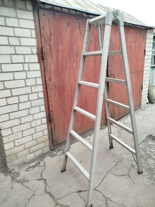 Продам стремянку-лестницу ( раскладная) алюминиевый б/у