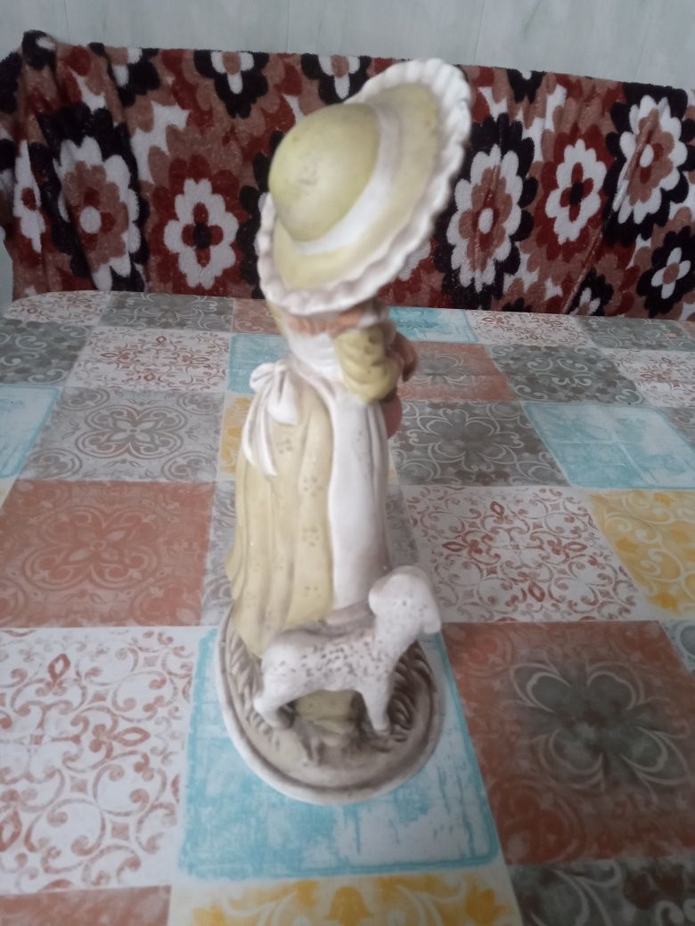 Figurka dziewczynki z owieczką porcelana