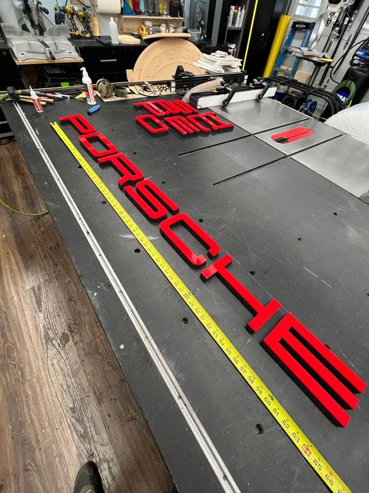 Logo emblematu dekoracyjnego Porsche Garage 911 718 Panamera GT3 Macan