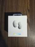 Białe słuchawki Samsung Galaxy Buds Live