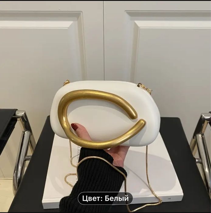 Клатч білий з золотою ручкоб