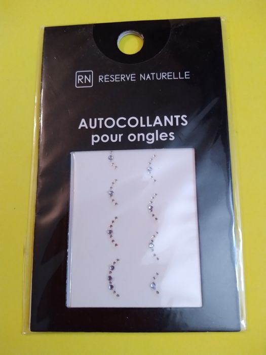 Наклейки-стразы для дизайна ногтей.