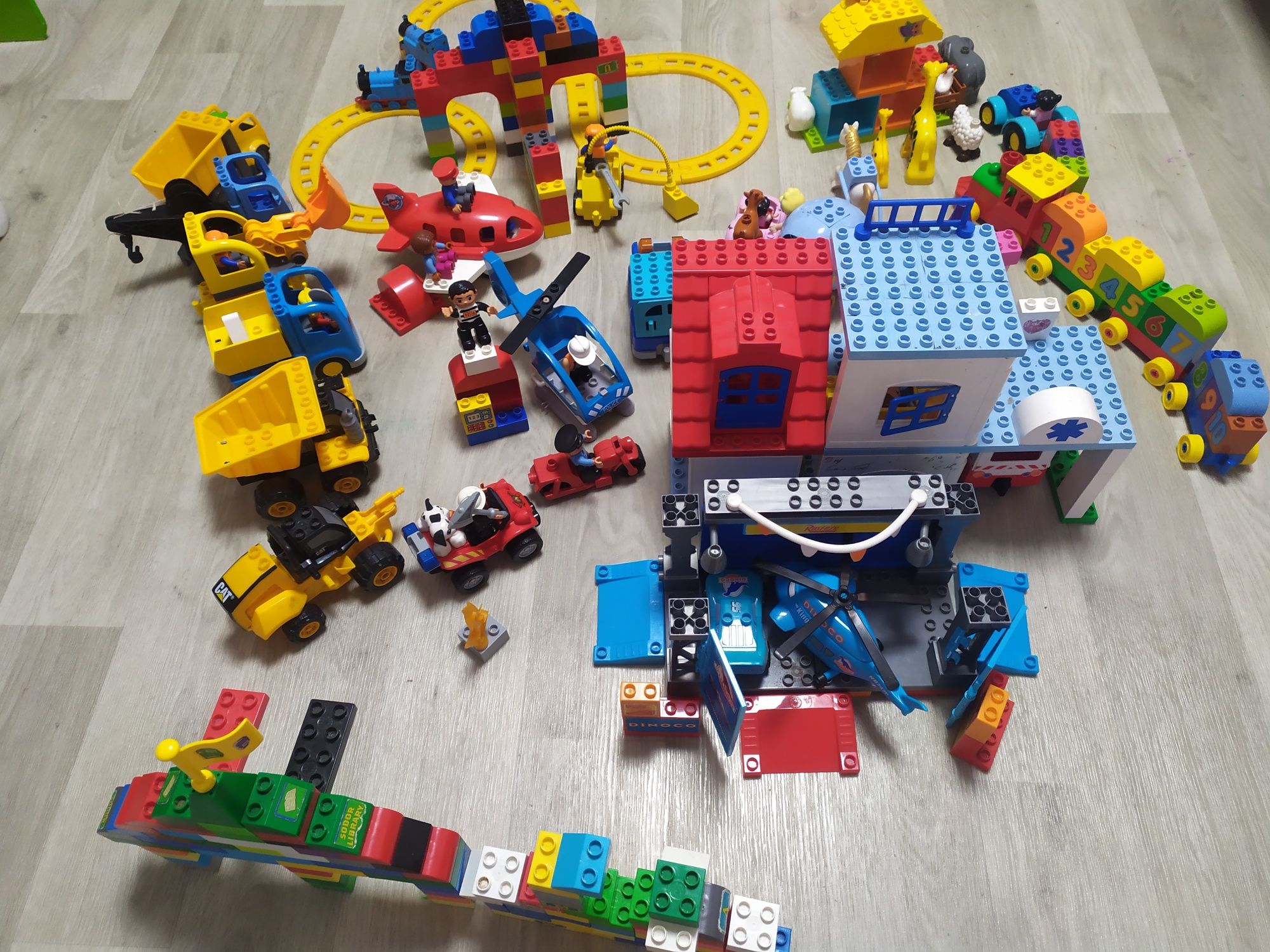 Набори Lego Duplo та Mega Blocks лікарня поліція ферма поїзд аеропорт