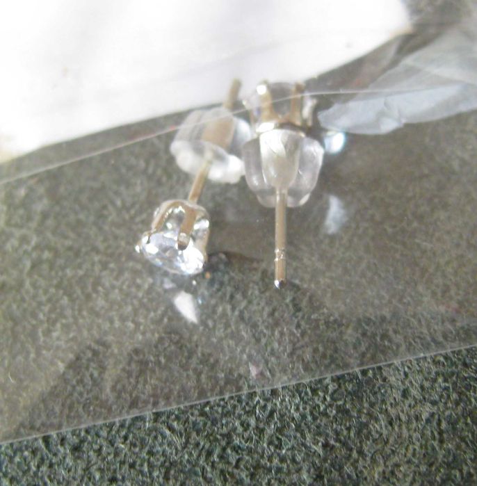 Brincos Aço Prateado c/ Brilhante NOVO - Saldo