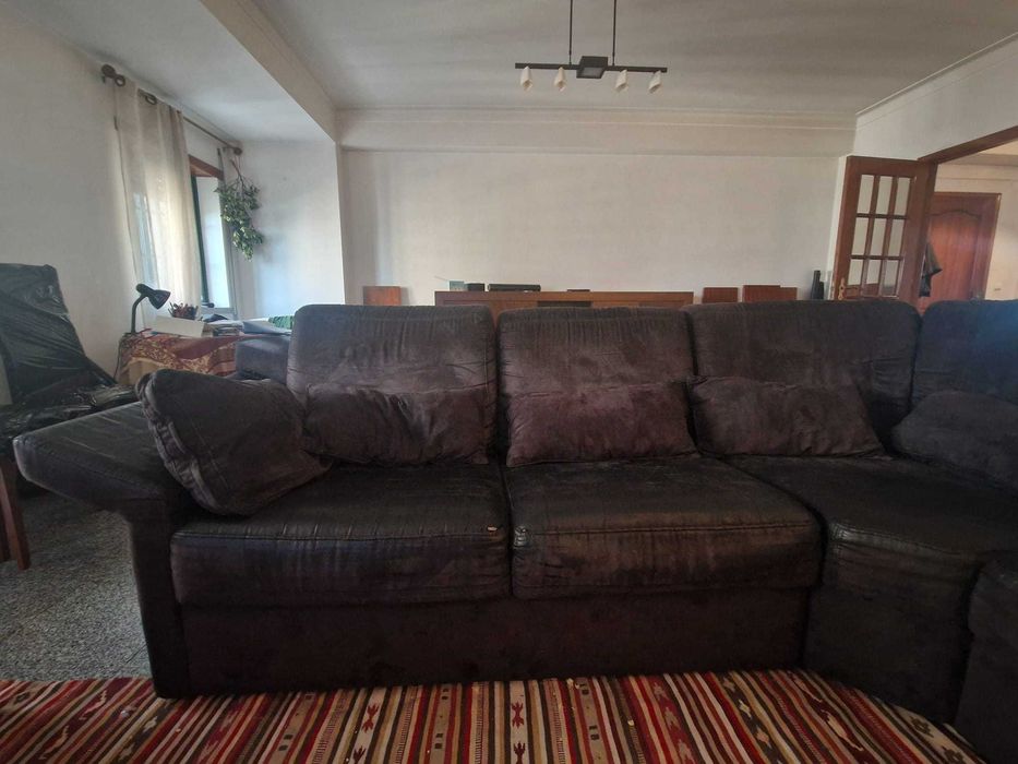 Sofá de 5 lugares com mesas de apoio lateral