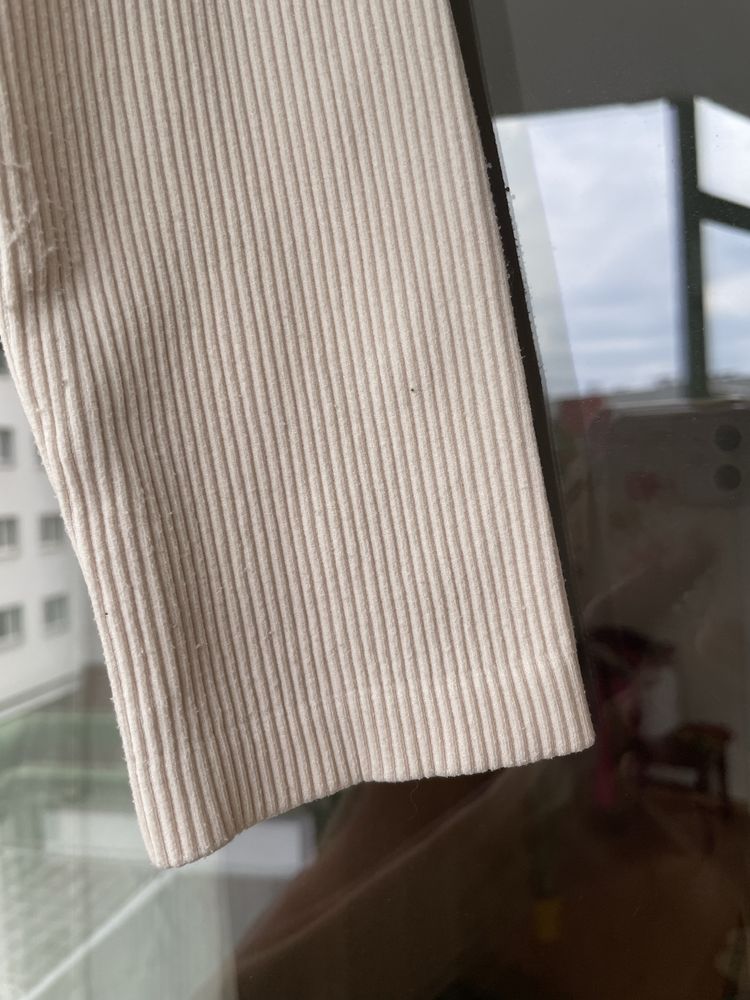 Kremowy prążkowany crop top marki DILVIN