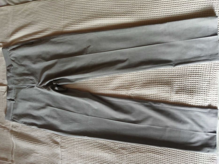 Чоловічі брюки світло сірого кольору H&M.