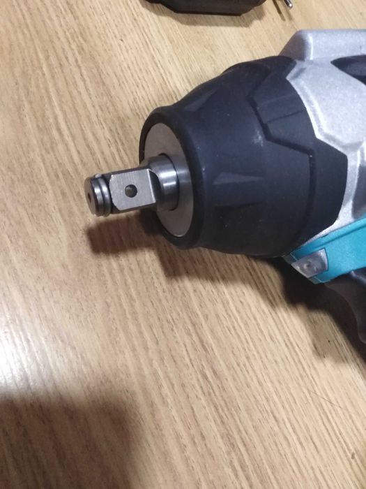 Akumulatorowy klucz udarowy bezszczotkowy 18V 1800Nm zestaw