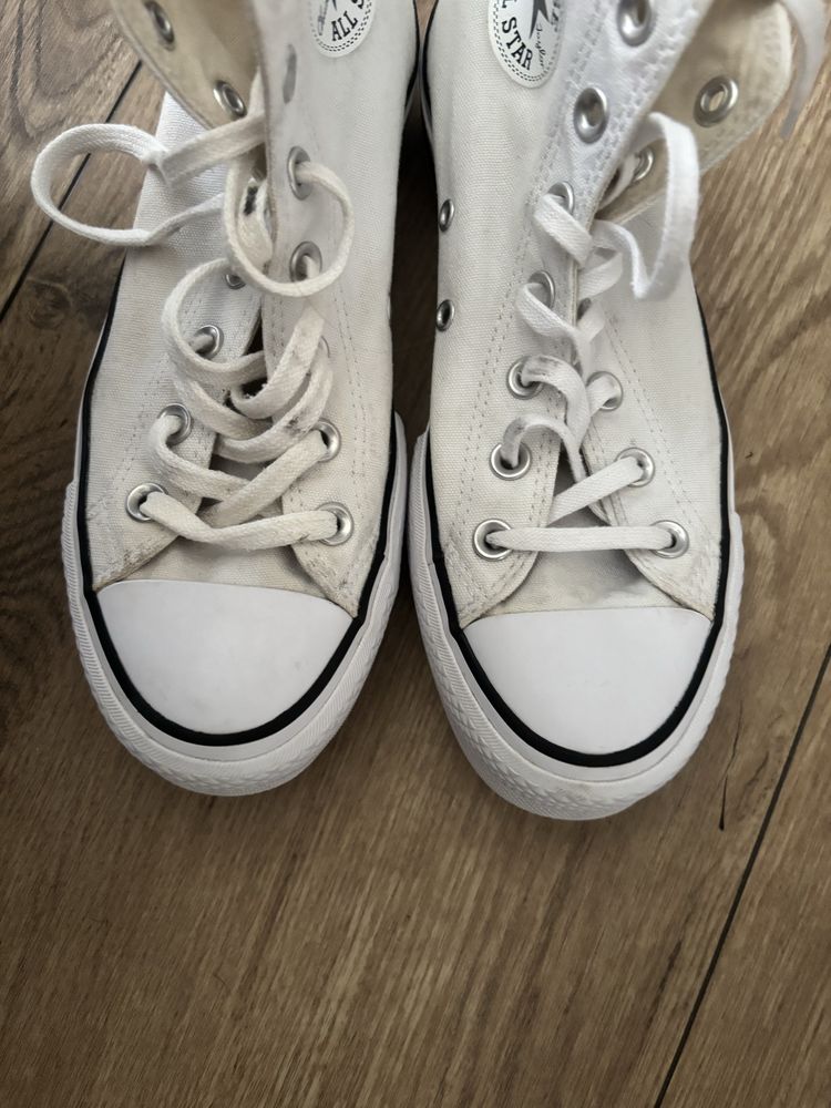 Białe Converse na platformie