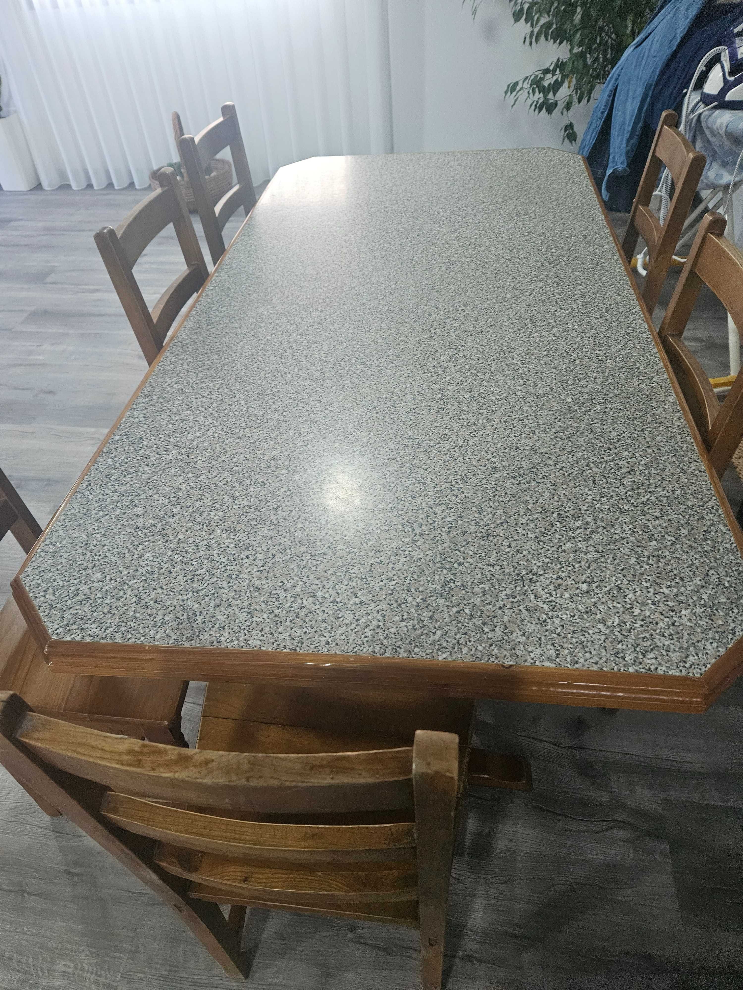 Mesa de madeira e tampo em mármore