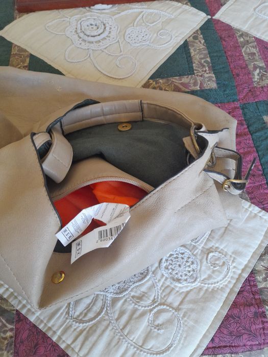 Carteira beje e óculos de sol novos