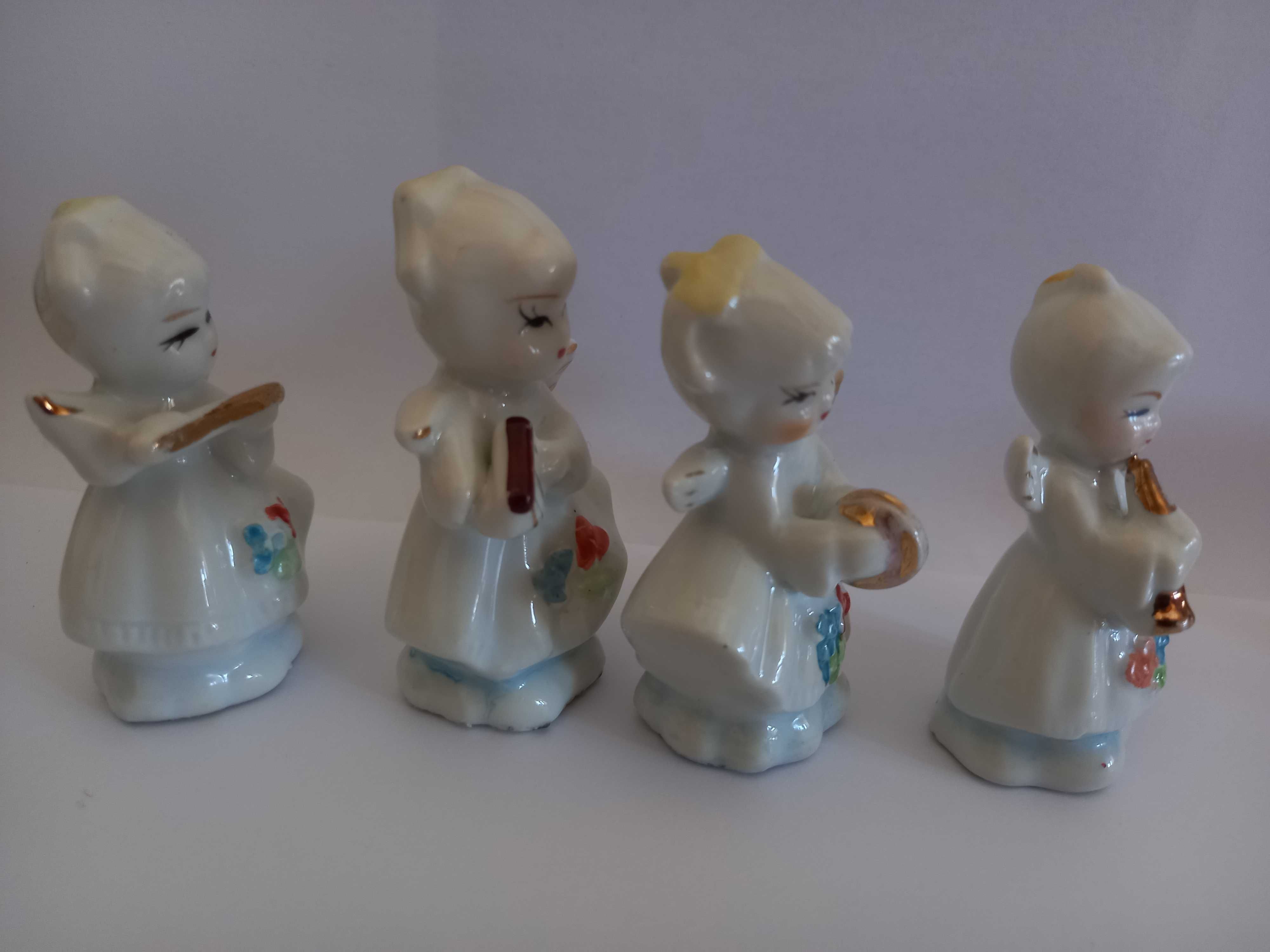 4 anginhos em miniatura de porcelana com intrumentos musicais