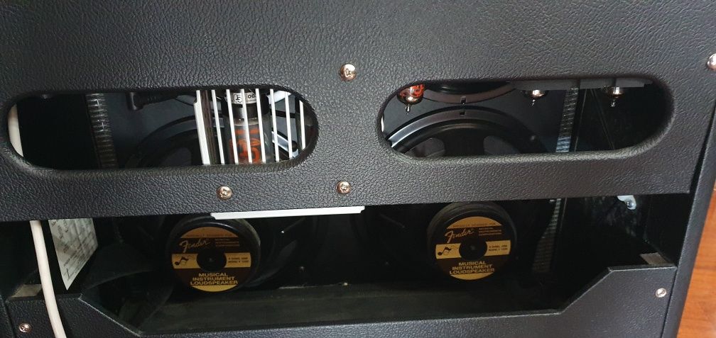 Fender Hot Rod Deville 410 III - 4x10 de 60W + Capa + Footswitch