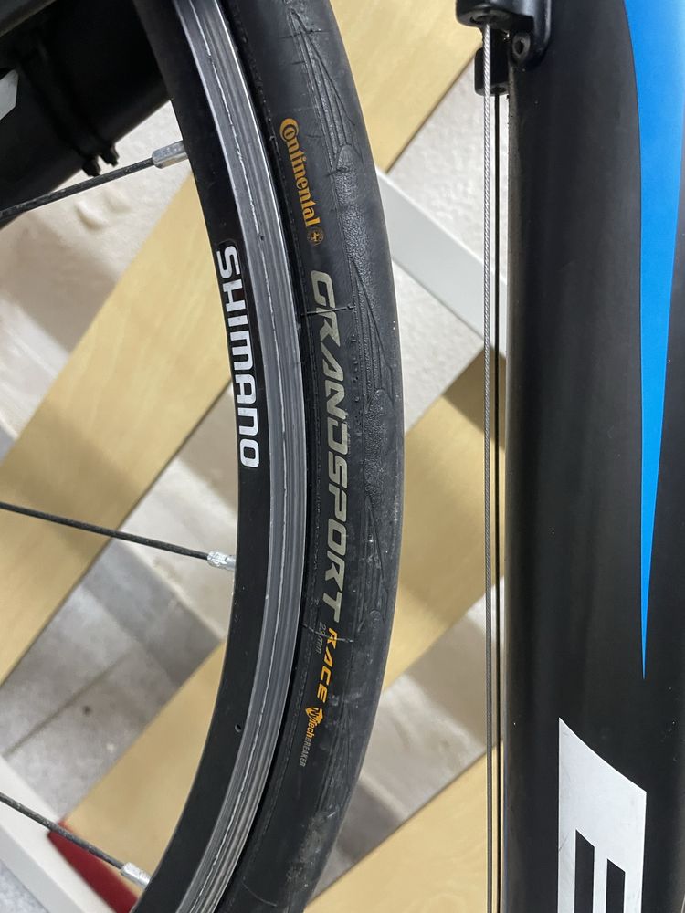 Bicicleta de estrada em carbono BH