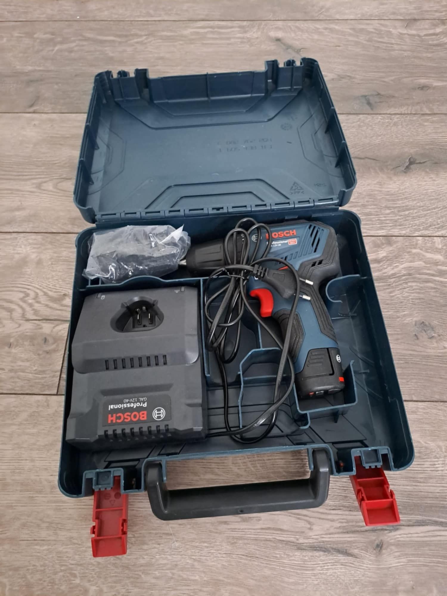 NOWA WKRĘTARKA BOSCH GSR 12v-30 2x 2, 0Ah Bezszczotkow