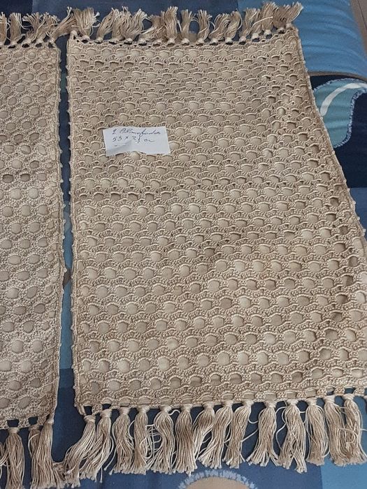 2 almofadas  cor bêje  croché  sobre  o comprido com frocos