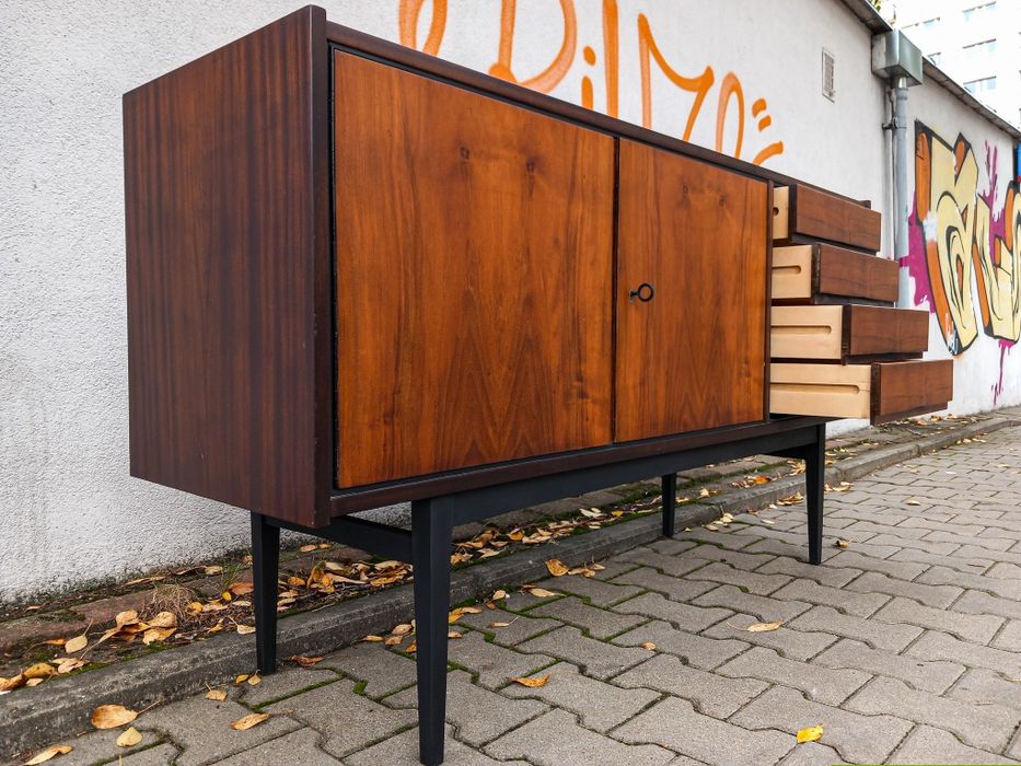 Odnowiony zestaw proj. Stanisława Albrechta, komoda, sideboard.
