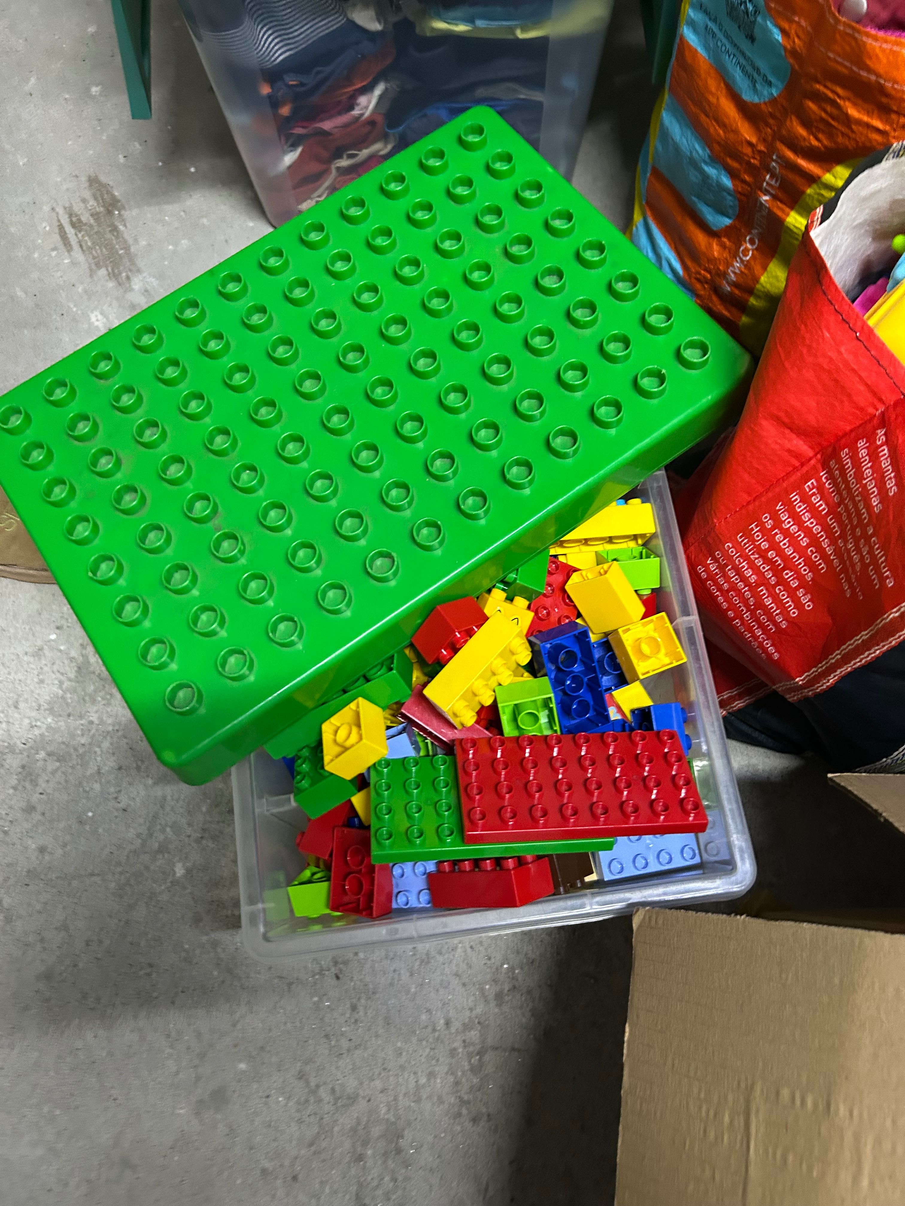 Caixa de Legos, tampa serve de base. Original.
