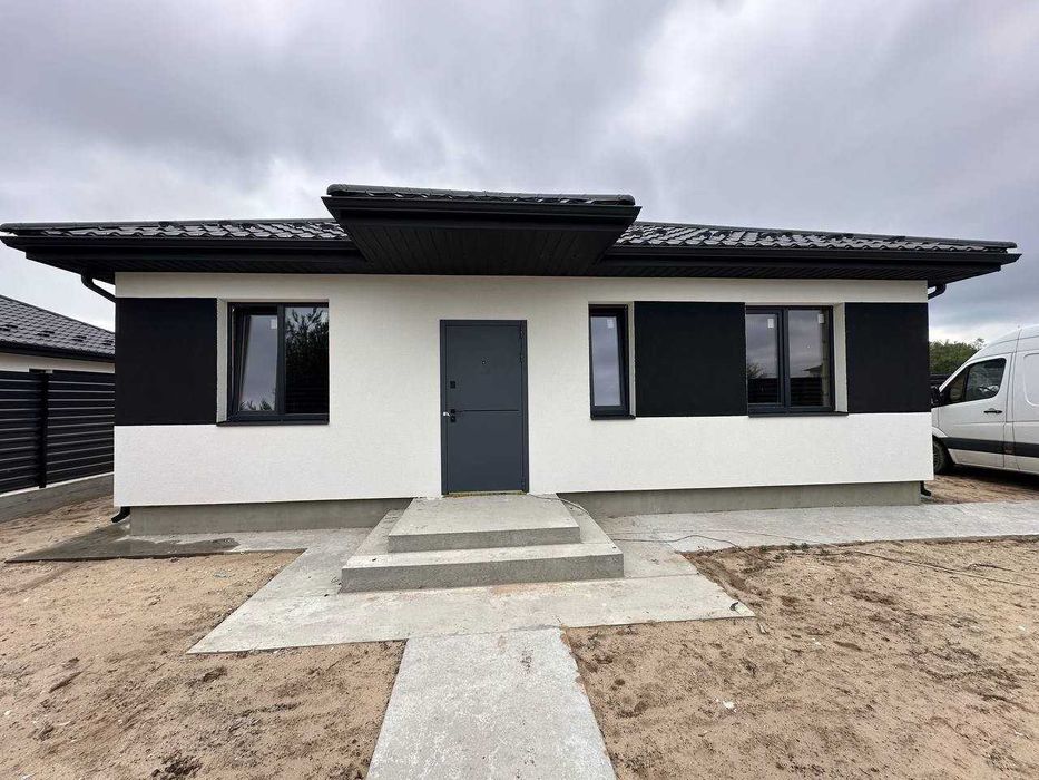 Одноповерховий будинок в Дмитрівці поруч ліс та центральна дорога