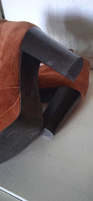 Как новые 100% натуральные ( замш и внутри кожа) ботиночкир. 38