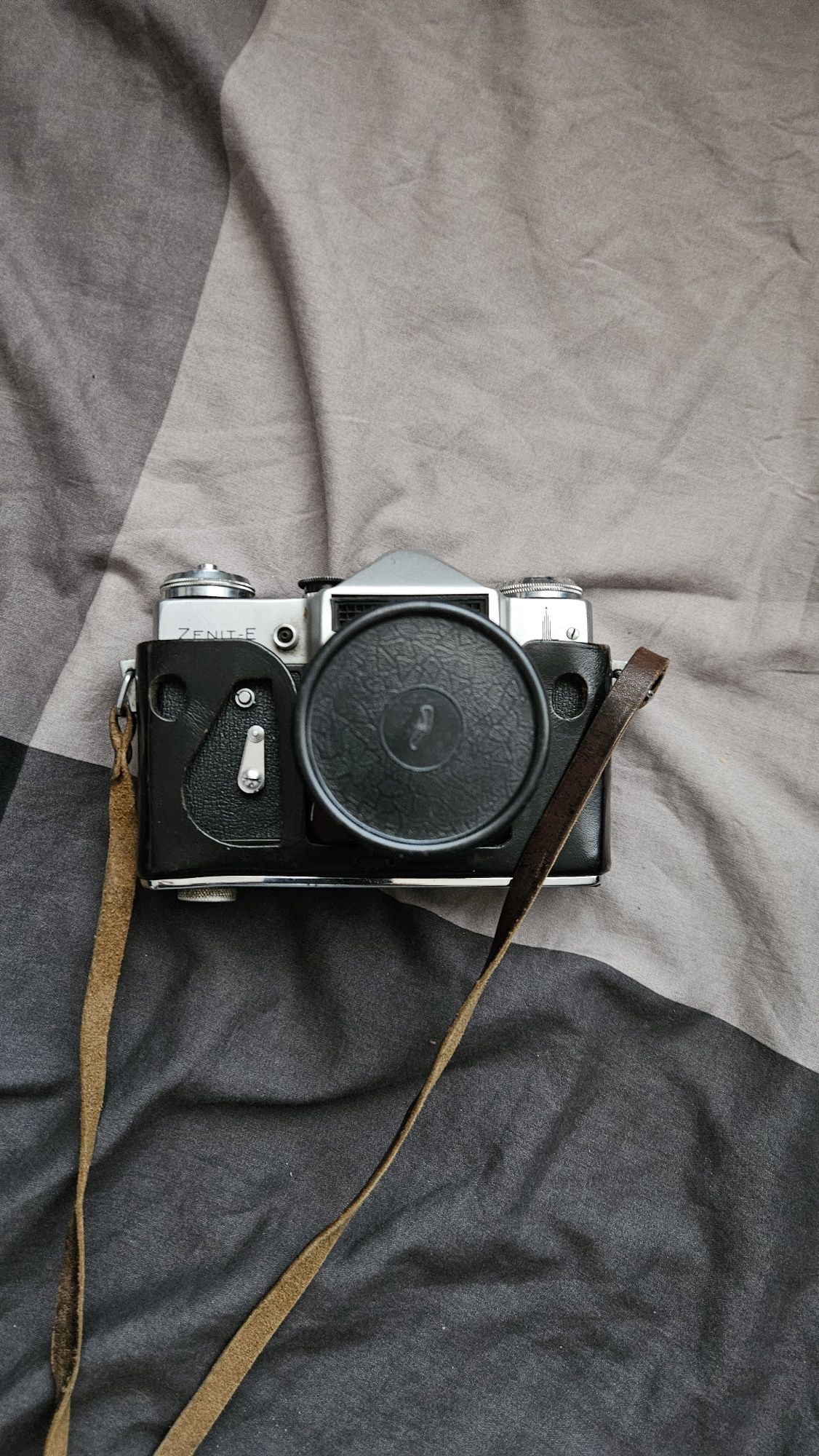Zenit-E 80' Moskwa z obiektywem Helios 44-3 oraz z skórzaną torbą