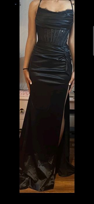 Sukienka na studniówkę z gorsetem