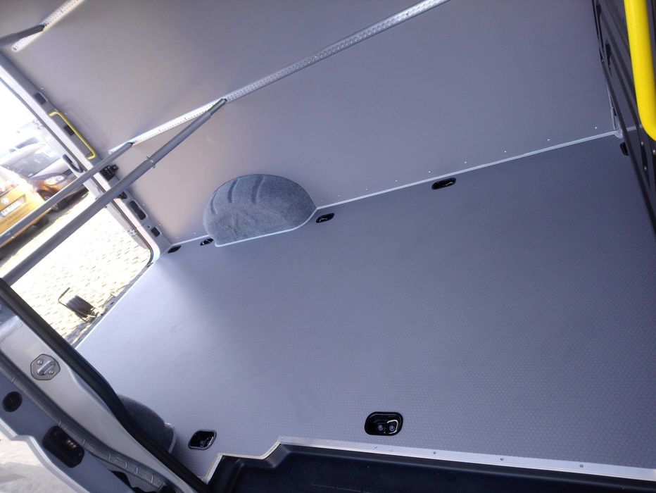 VW Crafter L3  Zabudowa zabezpieczenie przestrzeni ładunkowej w aucie