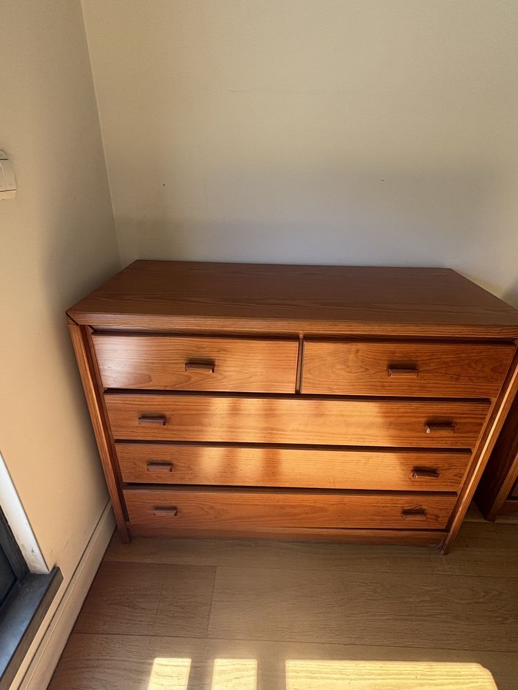 Mobília de quarto de casal em madeira de pinho