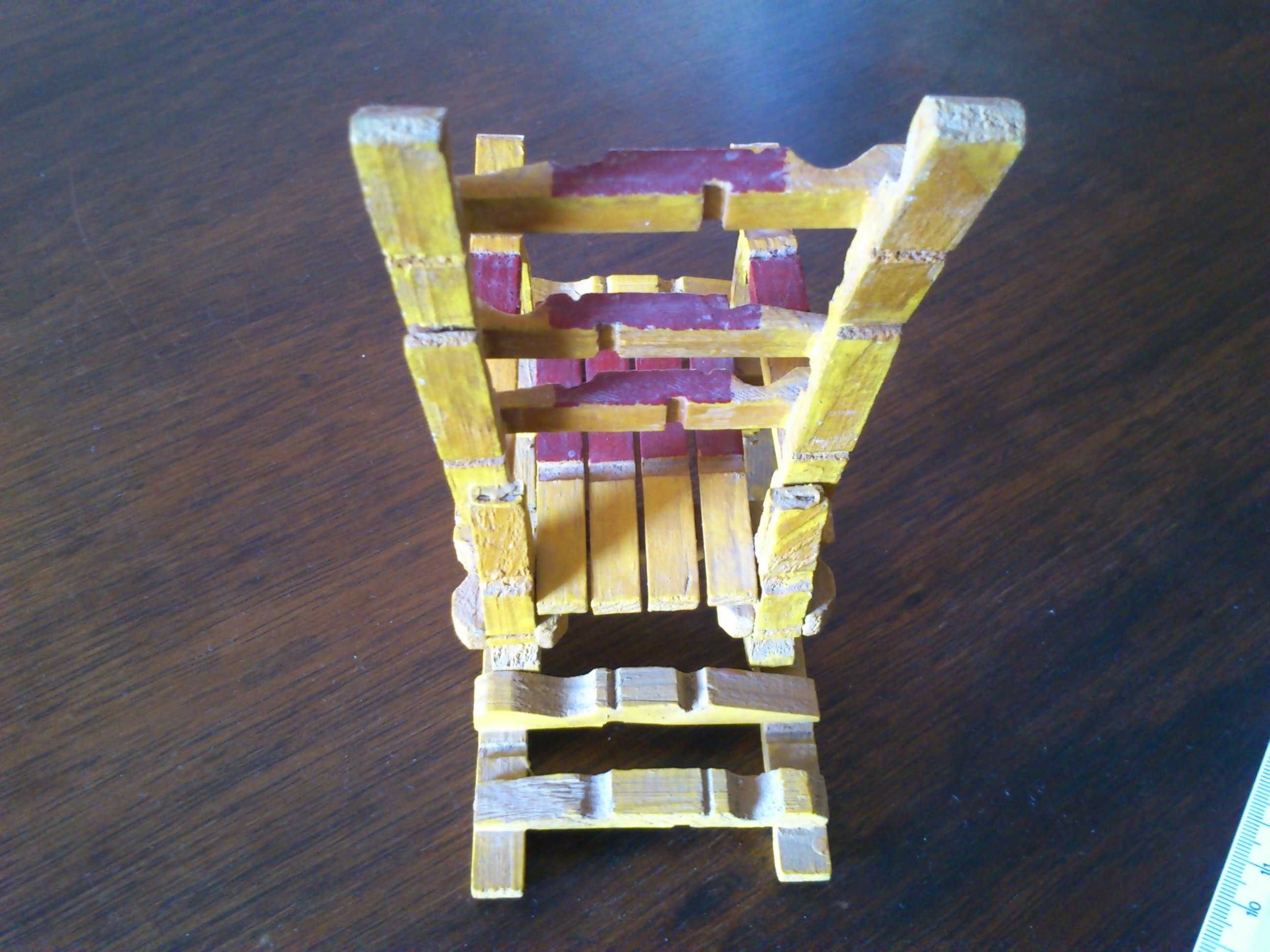 Brinquedo cadeira de baloiço em madeira, feito com molas de roupa