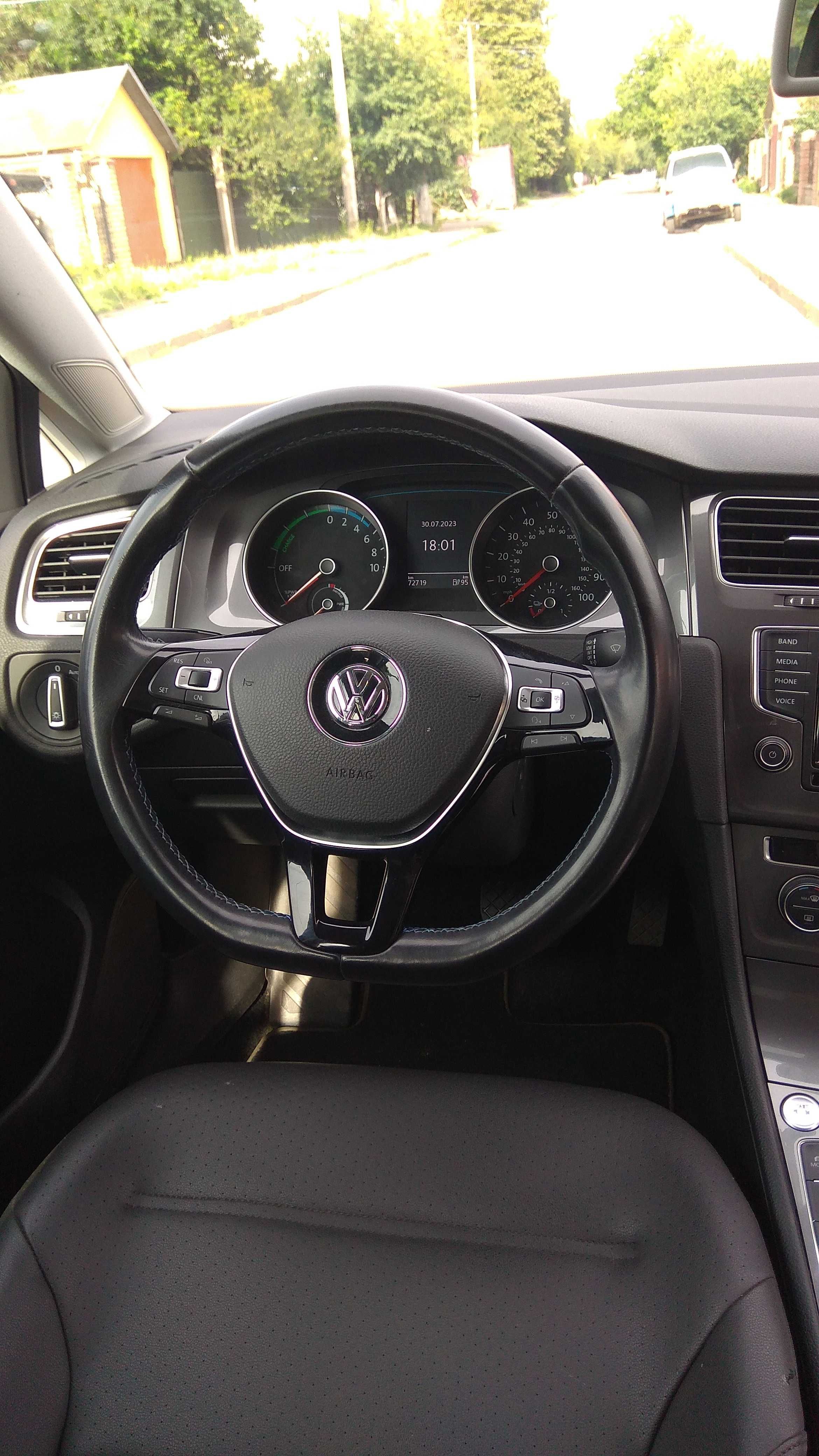 Продам Volkswagen e-Golf 2014