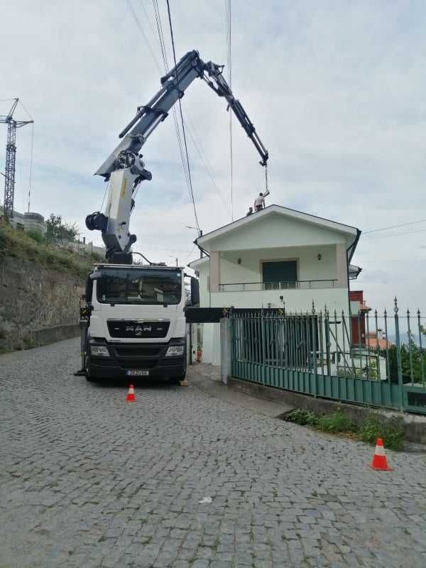 Serviços Aluguer camião grua elevação até 36ml e porta contentor 20"