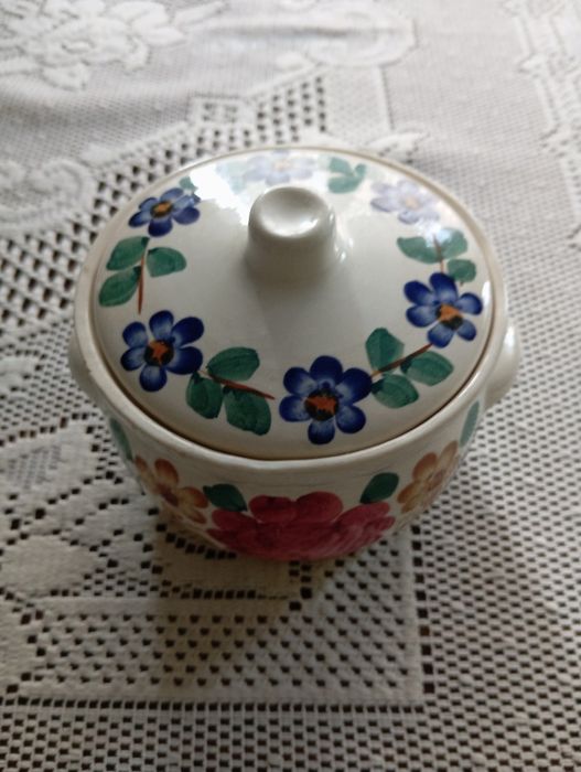 Pojemnik z porcelany ozdobny