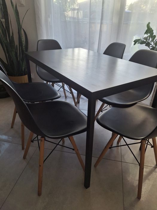Stół i krzesla czarne