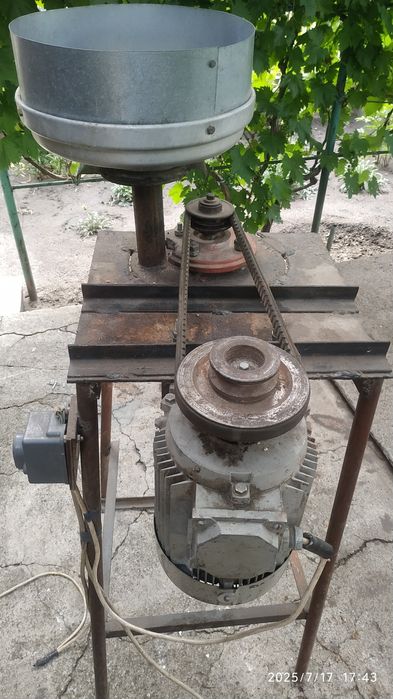 Зернодробилка, состояние б/у