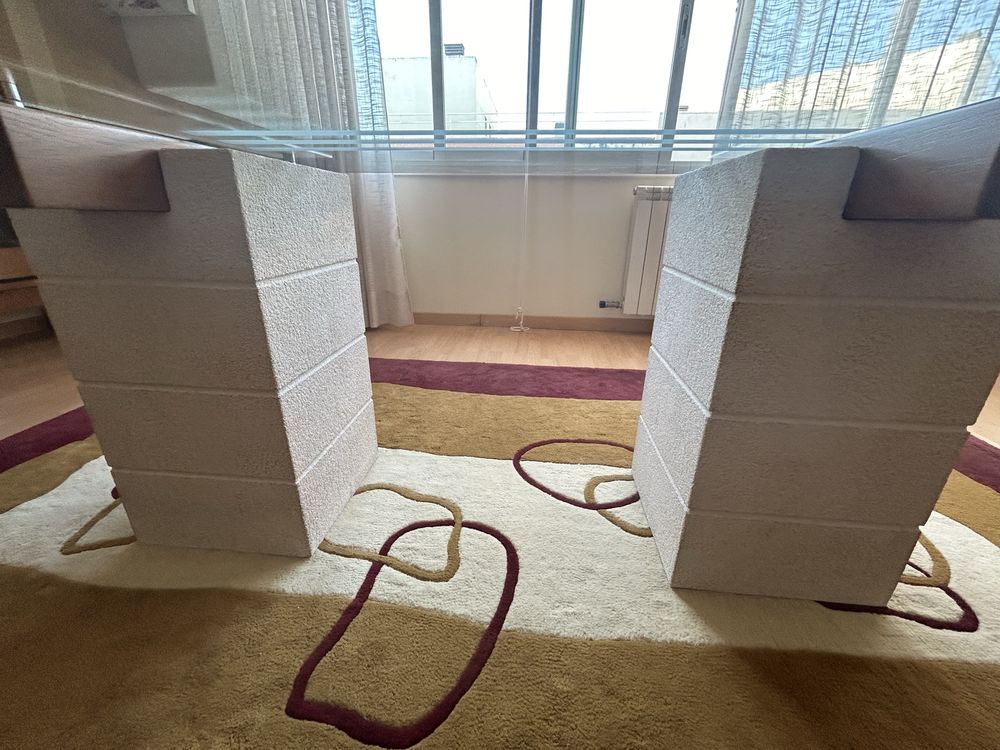 Vende-se mesa  de sala,de vidro com pés em pedra.