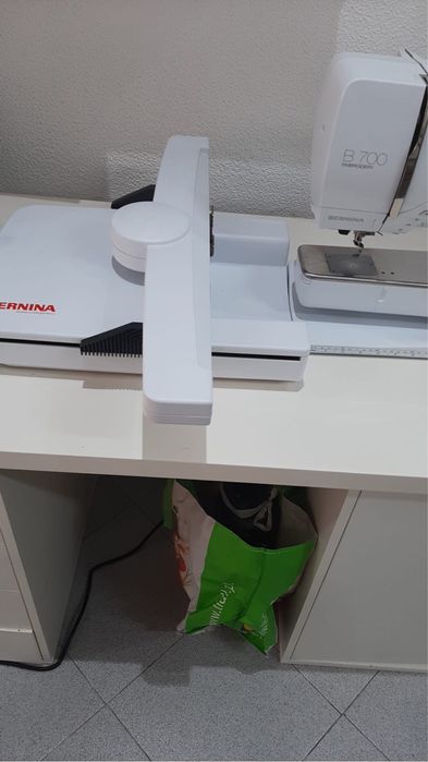 Maquina de bordar BERNINA B700 (ler anuncio)