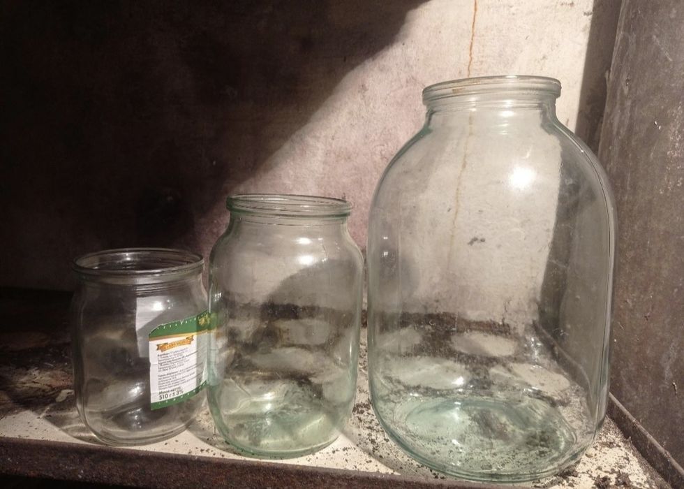 Пустые стеклянные банки