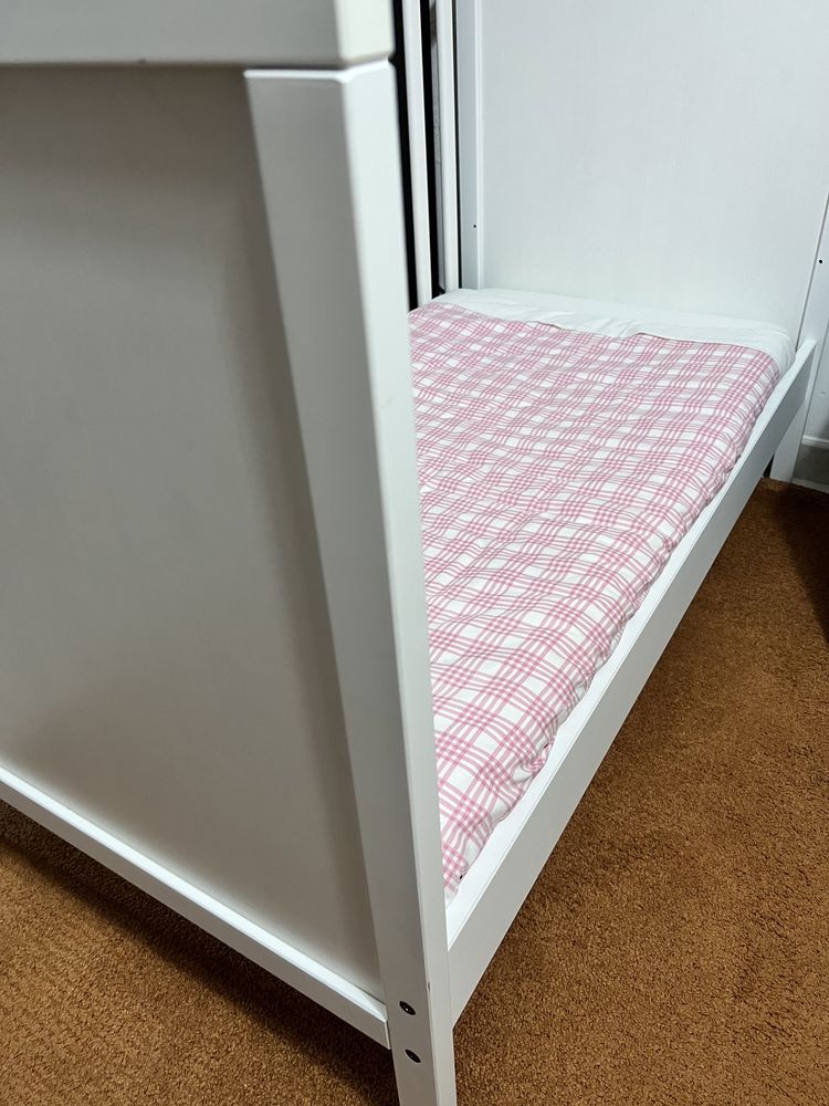 Berço IKEA + Colchão e Roupa de Cama