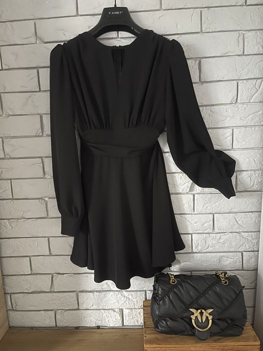 Вишукана чорна сукня